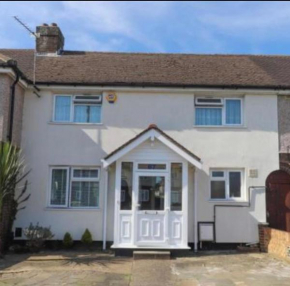 HomeStay with free parking - close to Heathrow